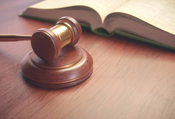 Quelle est la législation sur la mise en place de systèmes d'intelligence artificielle pour le suivi des heures de travail des employés?